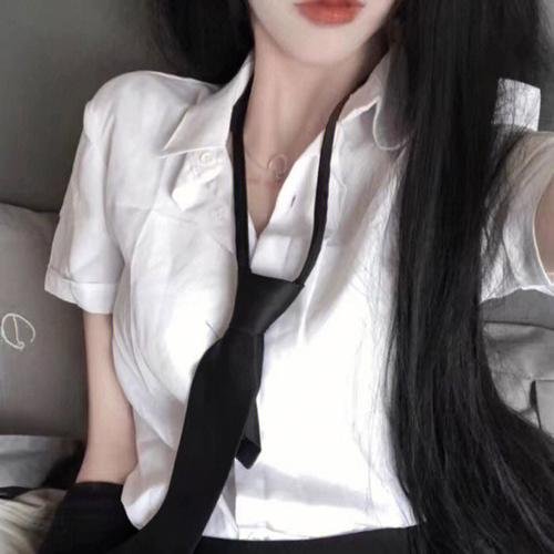 当她换上泳衣
